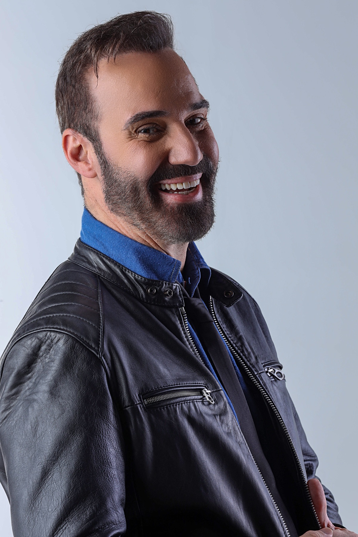 Diogo Portugal de terno posando com expressão humorística